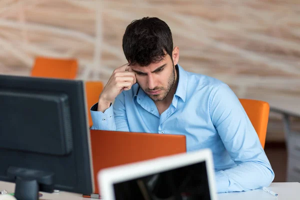 Worried businessman working in office — Stock Photo, Image
