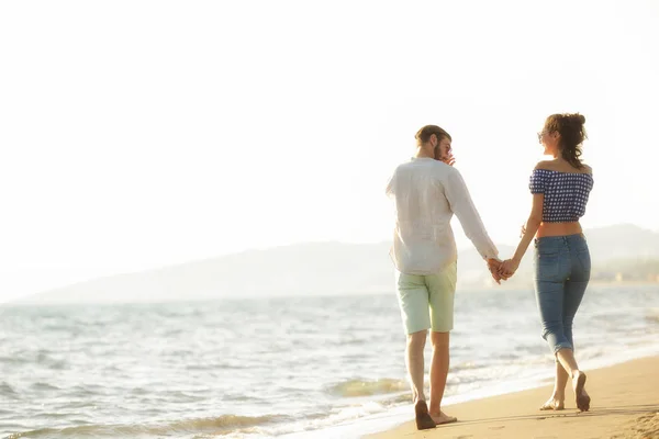 幸福的情侣在沙滩上散步 — 图库照片