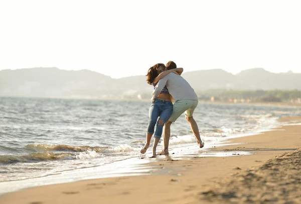 Joyeux couple marchant sur la plage — Photo