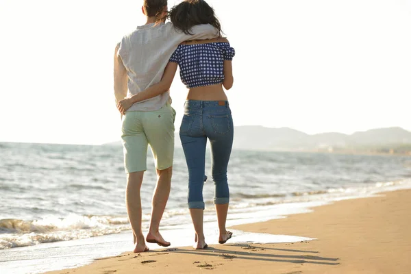 幸せなカップル、ビーチの上を歩いて — ストック写真