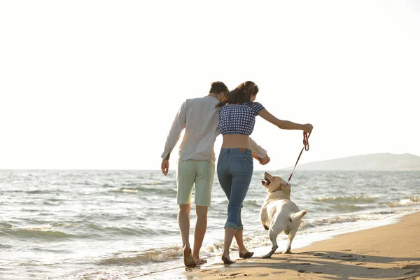 Due giovani sulla spiaggia — Foto Stock