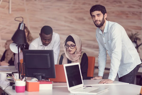 Gente de negocios multirraciales trabajando — Foto de Stock