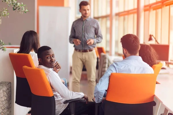 Uomo che fa la presentazione al team in ufficio — Foto Stock