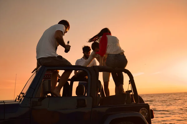 Les gens qui s'amusent en voiture convertible — Photo