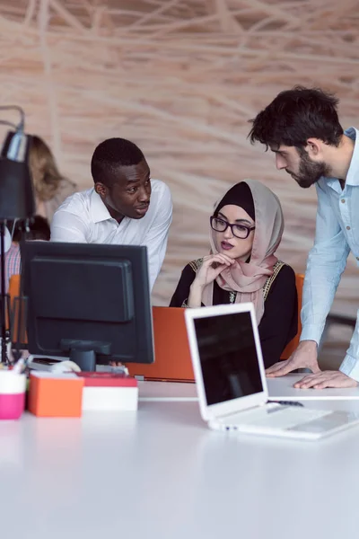 Gente de negocios multirraciales trabajando — Foto de Stock