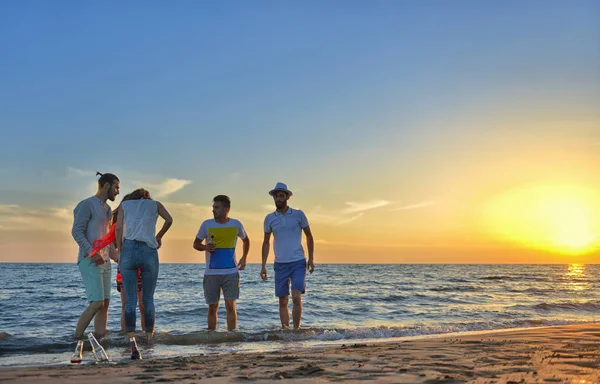 Jeunes gens heureux sur la plage — Photo