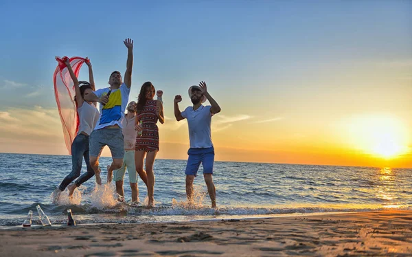 Jóvenes felices en la playa — Foto de Stock