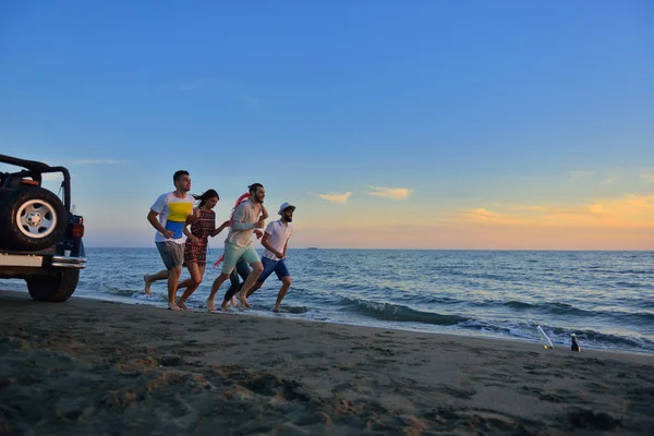 Jovens felizes na praia — Fotografia de Stock