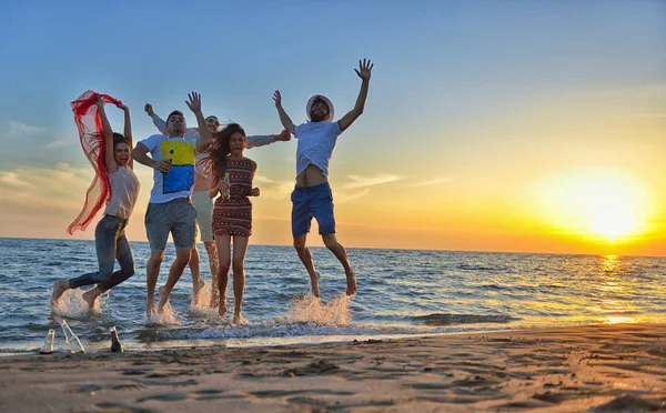 Szczęśliwych młodych ludzi na plaży — Zdjęcie stockowe