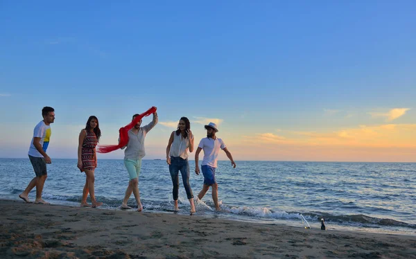 Jovens felizes na praia — Fotografia de Stock
