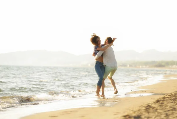 Joyeux couple marchant sur la plage — Photo