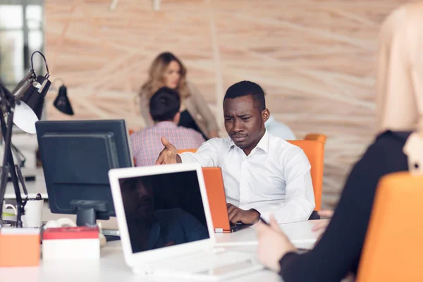 Guapo afroamericano en la oficina — Foto de Stock