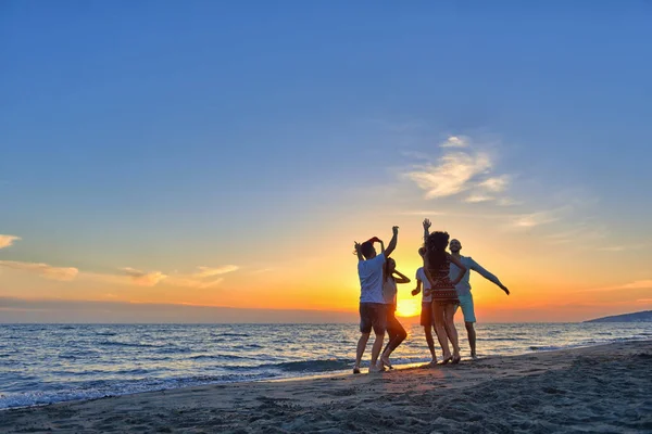 Giovani che ballano in spiaggia — Foto Stock