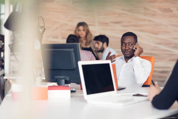 Geschäftsmann sitzt im Büro am Computer — Stockfoto