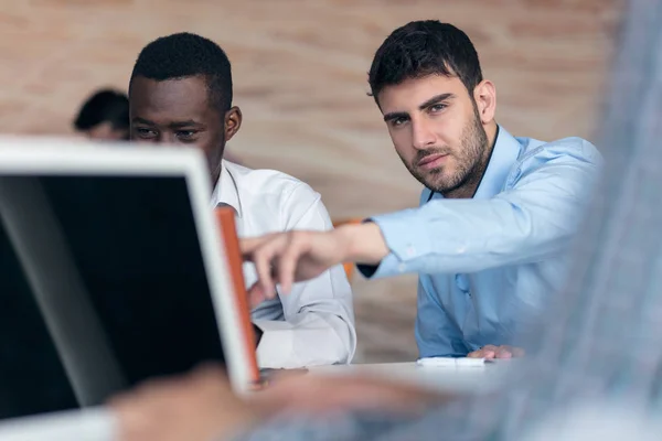 Dos jóvenes empresarios en el cargo — Foto de Stock