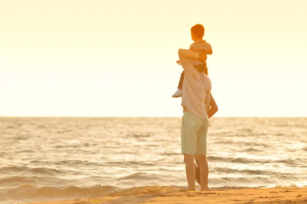 Lycklig ung familj på stranden — Stockfoto