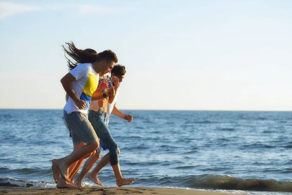 Vänner att ha kul på stranden — Stockfoto