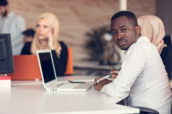 Multirassische Geschäftsleute arbeiten — Stockfoto