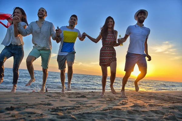 mutlu genç insanlar plajda 