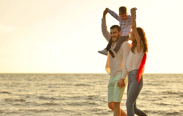 Feliz joven familia en la playa — Foto de Stock