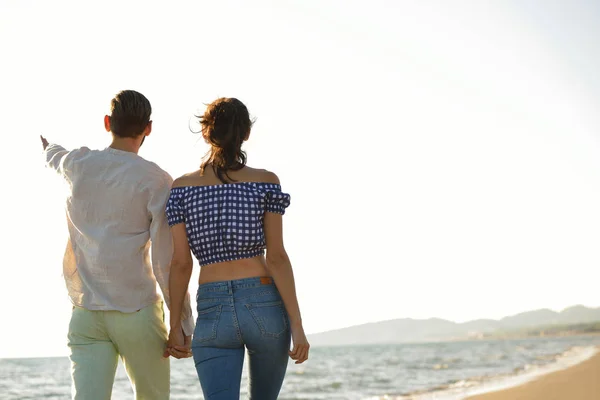 Pareja feliz caminando por la playa — Foto de Stock