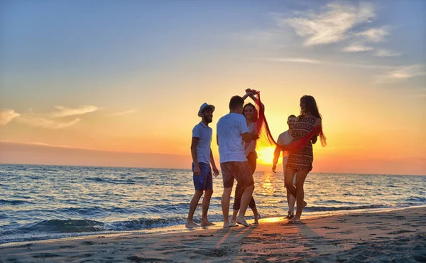 Jóvenes bailando en la playa — Foto de Stock