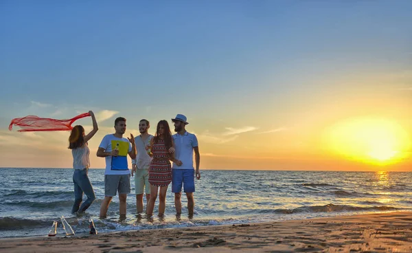 Happy young people on beach — Stock Photo, Image