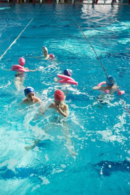 mutlu çocuk çocuklar grup yüzme havuzu yüzme öğrenme sınıfı