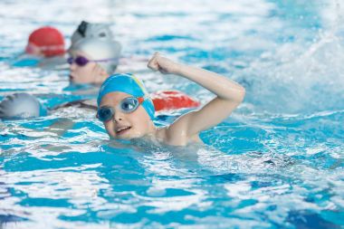 genç ve başarılı yüzücüler poz