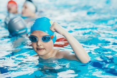 genç ve başarılı yüzücüler poz