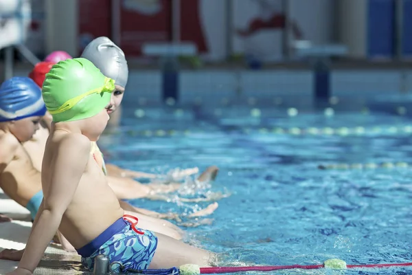 Enfants heureux enfants groupe à la piscine classe apprendre à nager — Photo