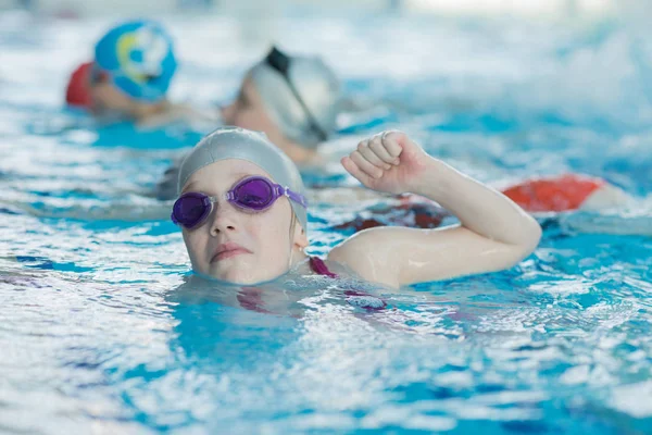 Jonge en succesvolle zwemmers pose — Stockfoto