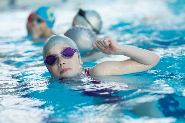 Jonge en succesvolle zwemmers pose — Stockfoto