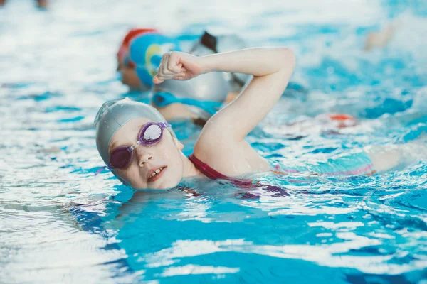 Jonge en succesvolle zwemmers pose — Stockfoto