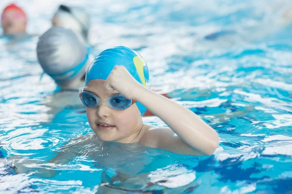 Junge und erfolgreiche Schwimmer posieren — Stockfoto