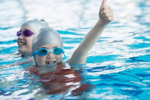 Junge und erfolgreiche Schwimmer posieren — Stockfoto