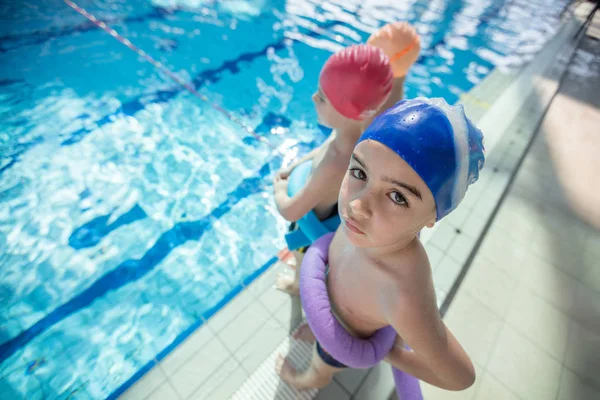 Glückliche Kindergruppe im Schwimmbad lernt schwimmen — Stockfoto