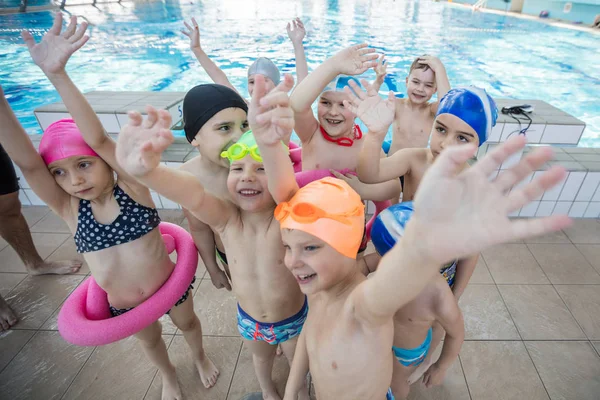 Grupa dzieci szczęśliwe dzieci na basen klasy nauki pływania — Zdjęcie stockowe