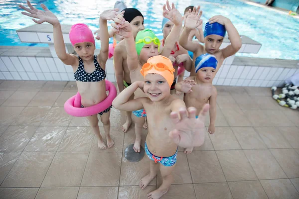 Onnellinen lapset lapset ryhmä uima-altaalla luokka oppia uimaan — kuvapankkivalokuva
