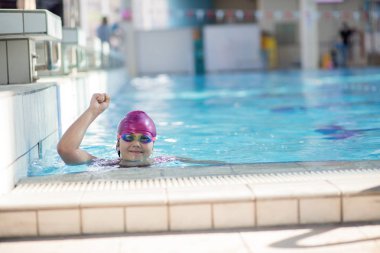 genç ve başarılı yüzücüler poz