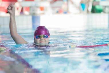 genç ve başarılı yüzücüler poz