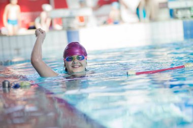 genç ve başarılı yüzücüler poz