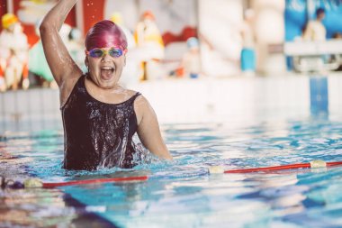 genç ve başarılı yüzücüler poz