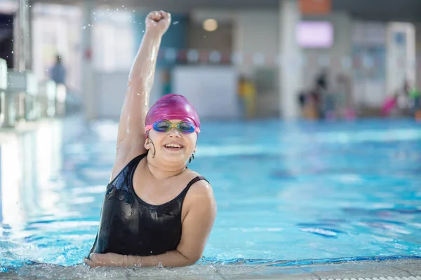 Jonge en succesvolle zwemmers pose — Stockfoto