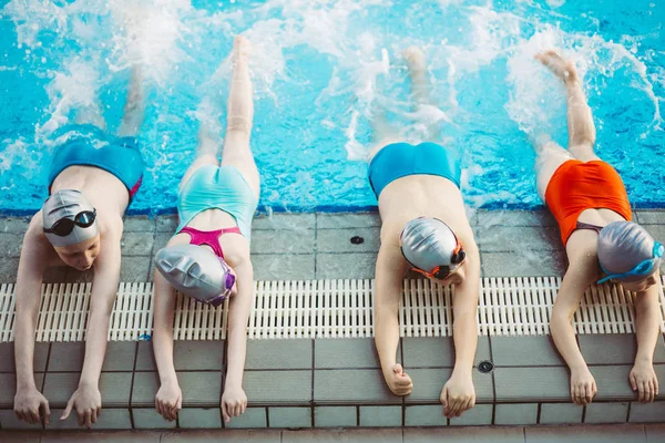 행복 한 아이 들 아이 들 그룹 수영 학습 수영장 클래스에서 — 스톡 사진