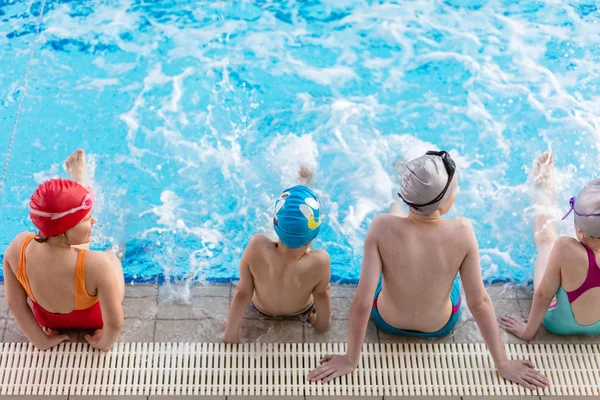 Crianças felizes grupo de crianças na aula de piscina aprender a nadar — Fotografia de Stock