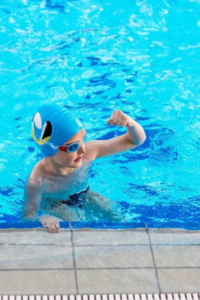 Fiatal és sikeres úszók jelentenek — Stock Fotó