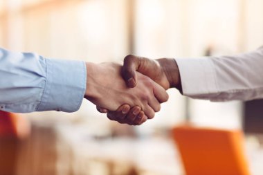 Afrikalı beyaz bir adam arasındaki karşılıklı