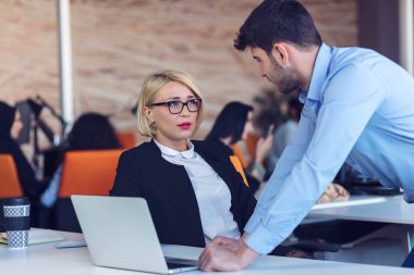 Sohbet, birlikte office masada oturan arkadaşları gülümseyerek