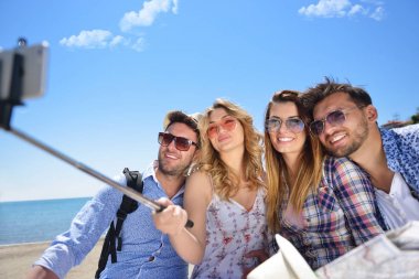 Turizm, seyahat, insanlar, eğlence ve teknoloji kavramı